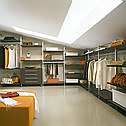Алюминиевая система - большое фото гардеробной комнаты. Комплекс раздвижных дверей и алюминиевых стеллажей и полок изготовленых на заказ.