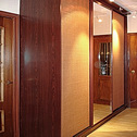 Шкаф-купе в прихожей комнате в коридоре раздвижные двери на заказ. Наполнение дверей-купе ротанговая плита и зеркало серебро.